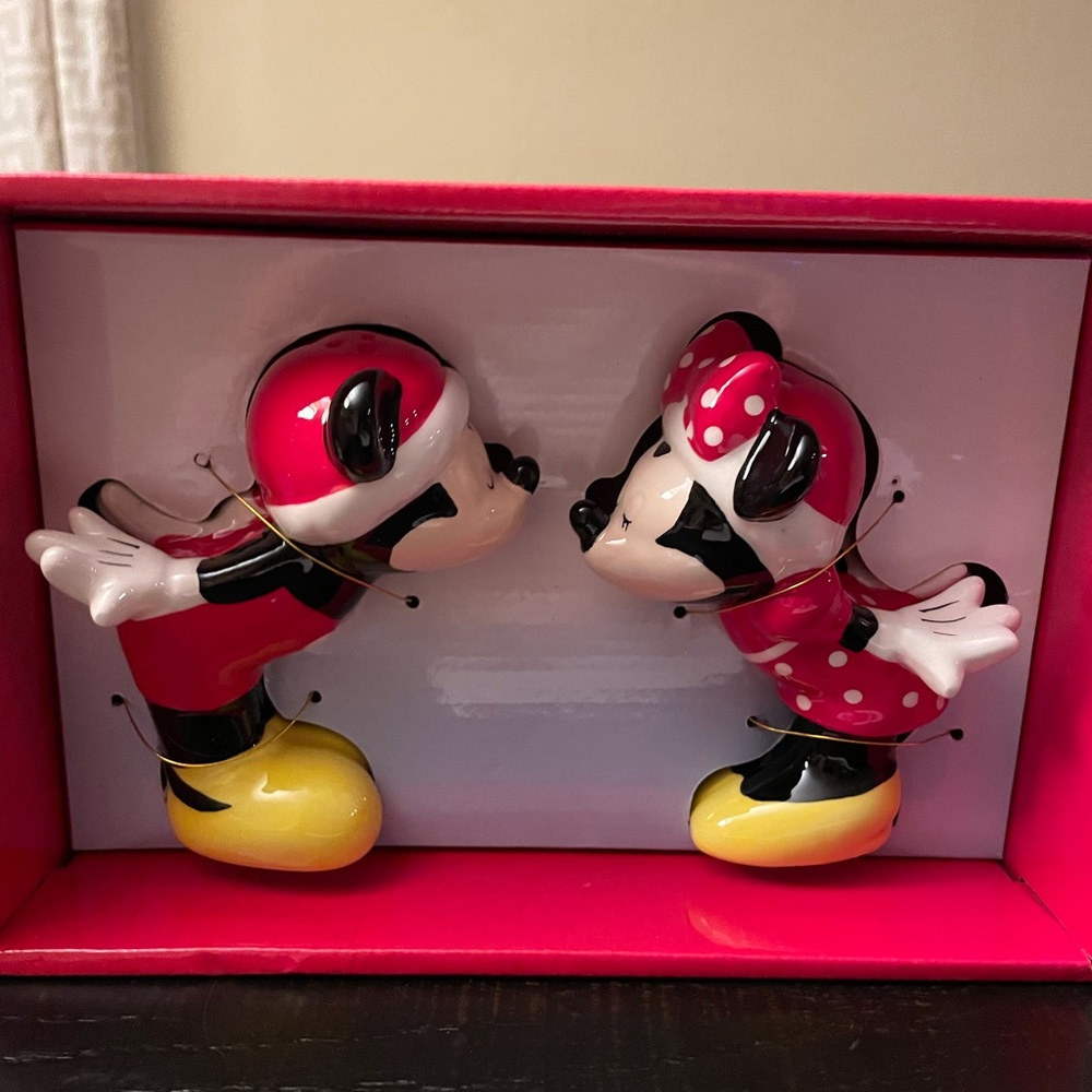 Disney mickey minnie christmas salt and pepper shakers